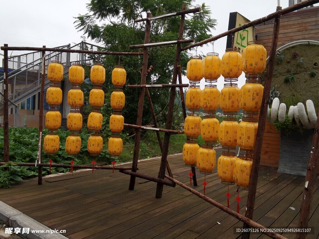 黄色灯笼挂架展示