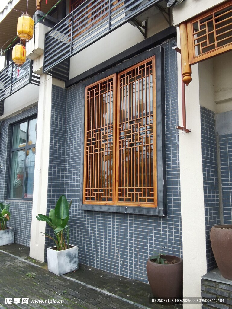 中式风格的建筑外观一角