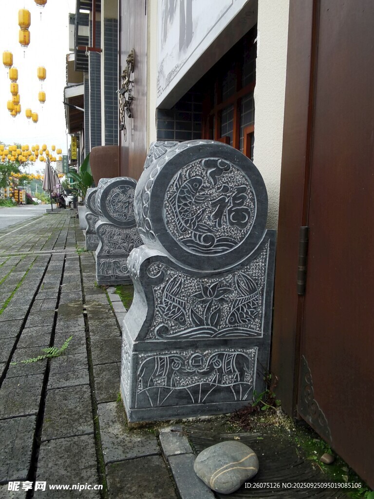 街边古朴石雕座椅