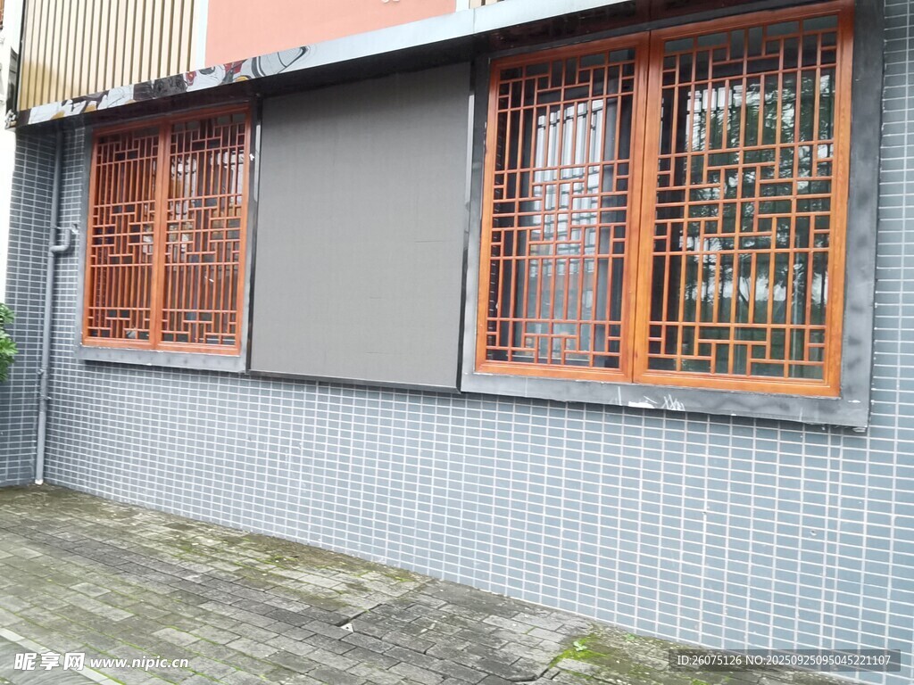 灰色建筑的木质格栅窗户
