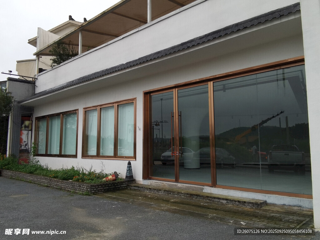 简约风格街边白色建筑