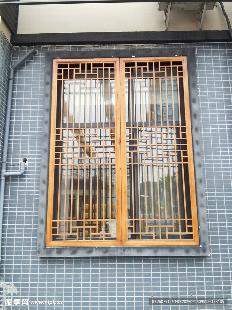 中式木质雕花窗户