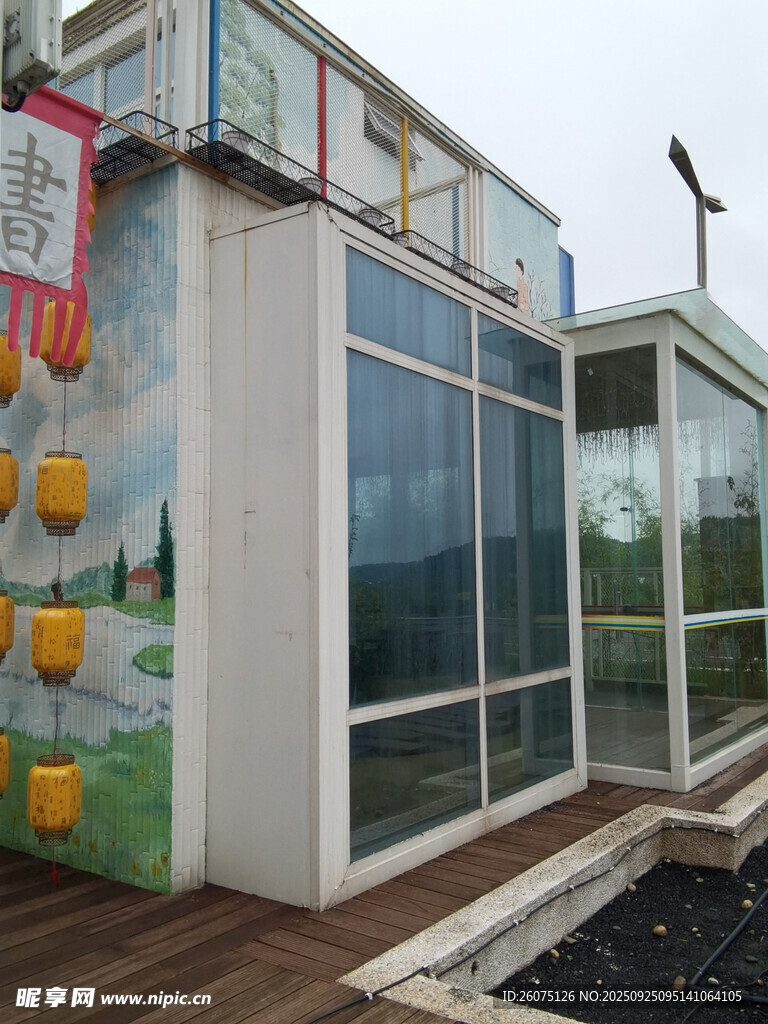 彩绘墙面的特色建筑
