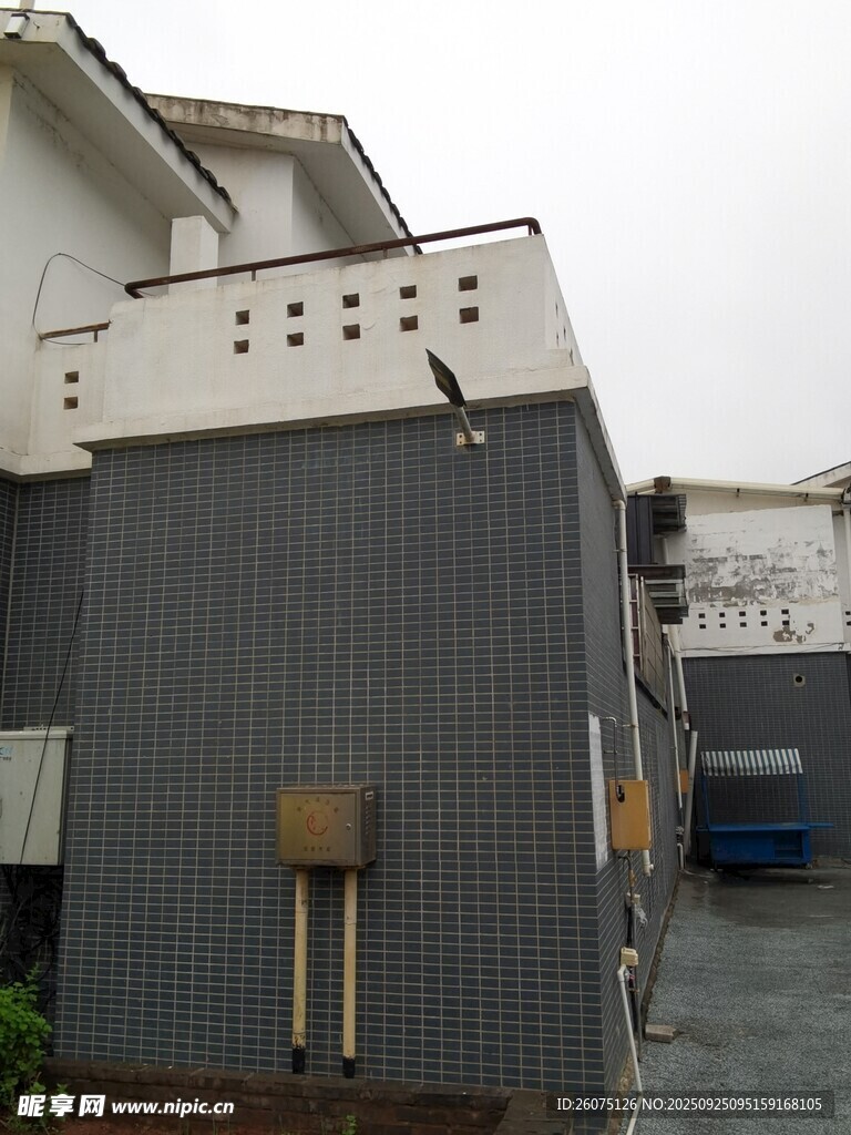 灰色建筑外观局部景象