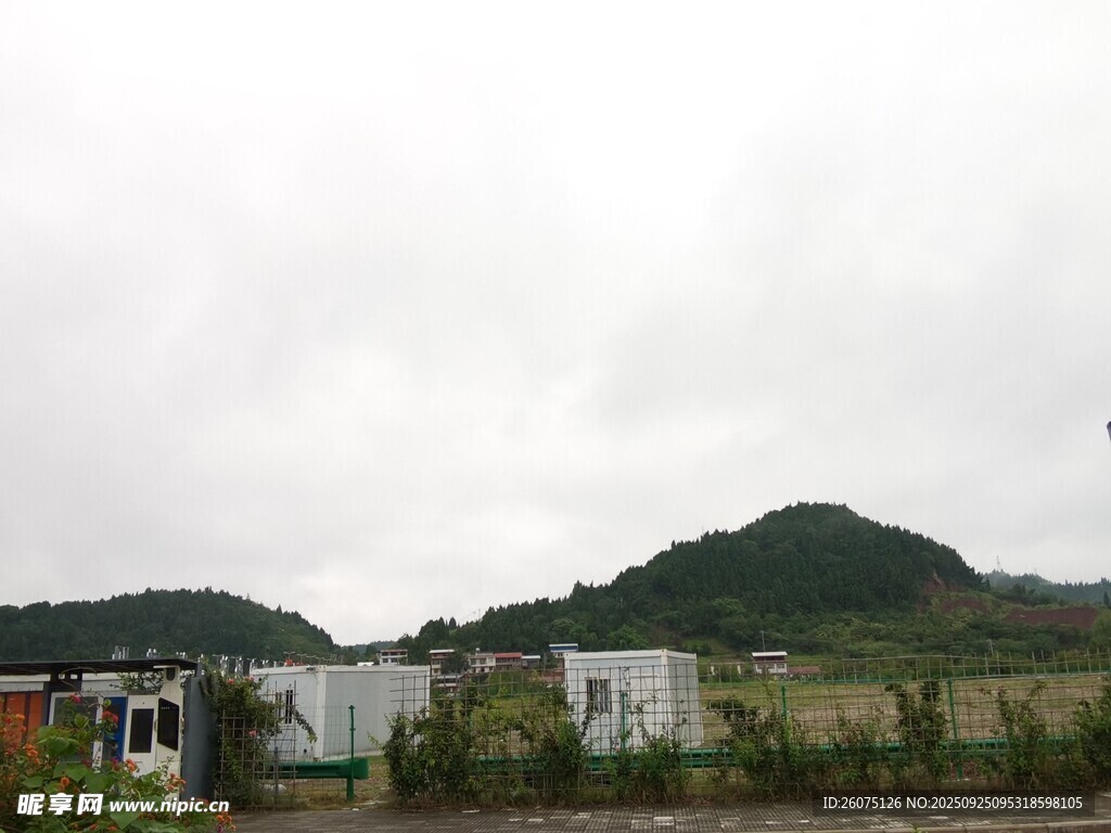 乡村远景山峦与建筑相映