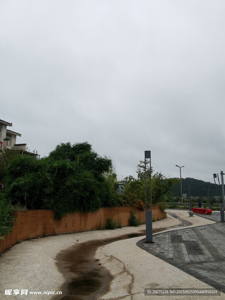 户外干涸的水景设施