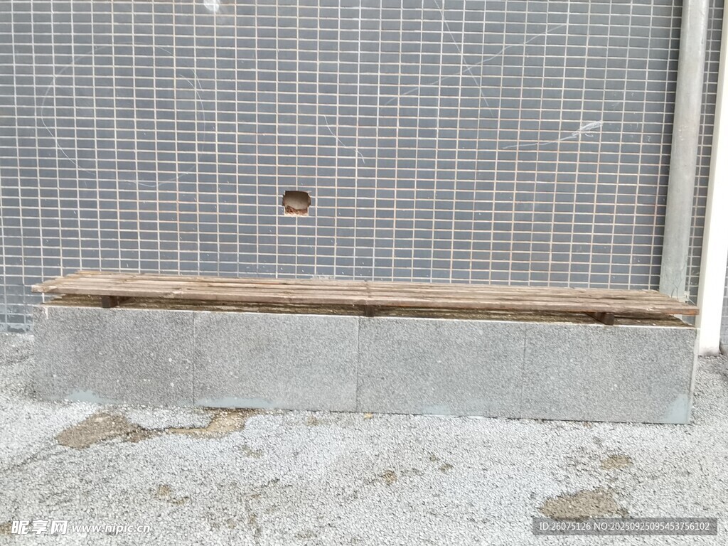 灰色墙面旁的水泥与木板长椅
