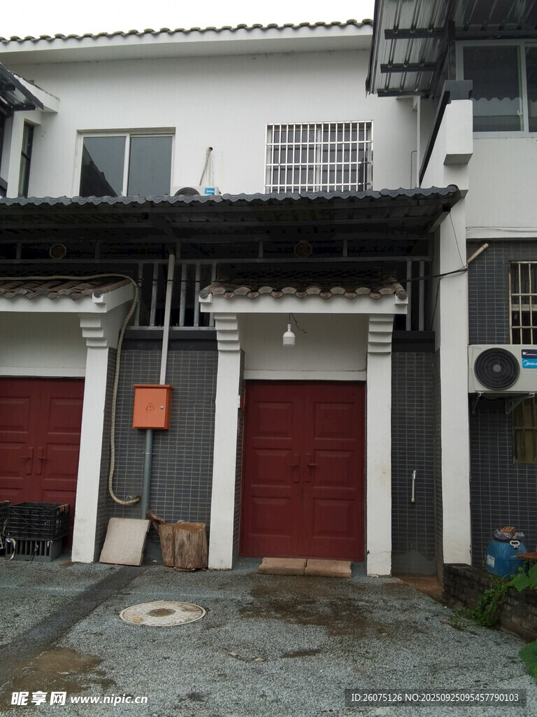 两层住宅外观及车库门