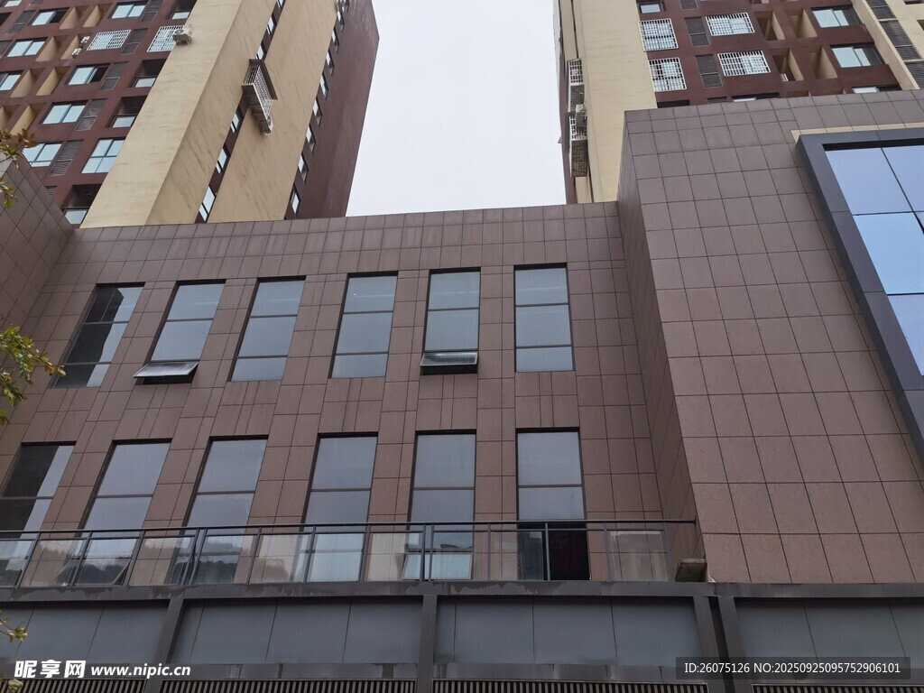 现代风格多层建筑外观