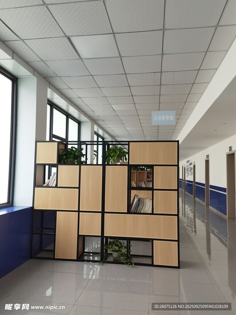 办公室内的木质置物架