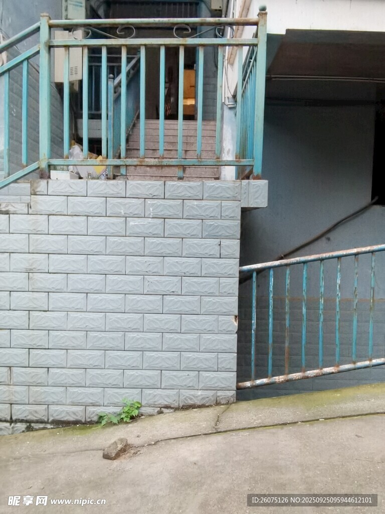 户外砖砌楼梯与金属护栏