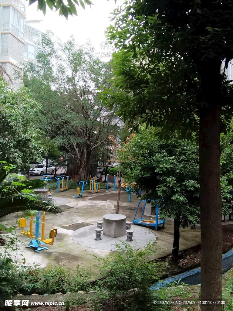 小区内的休闲健身场地