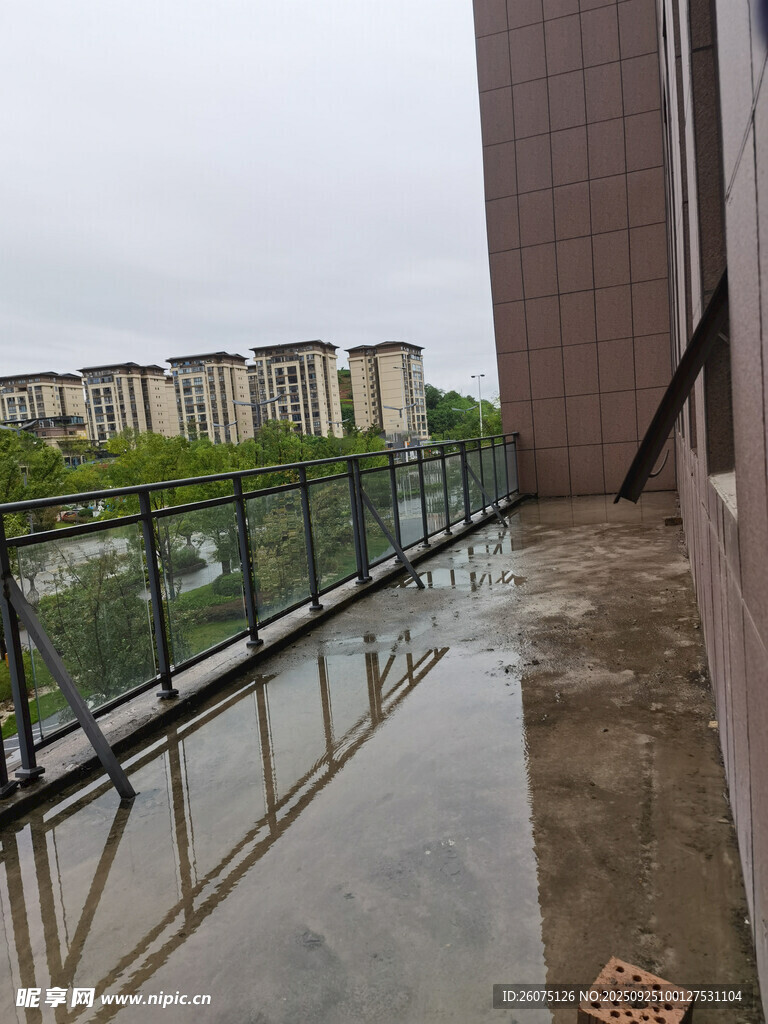 阳台视角下的城市景观