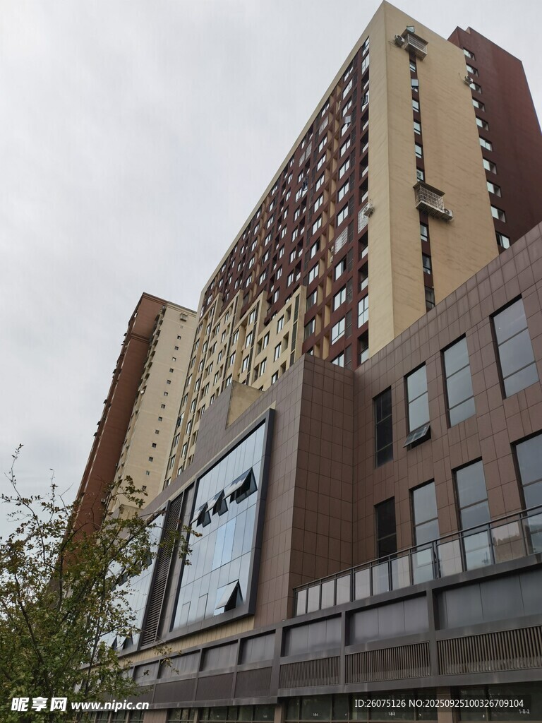 城市中现代风格的高楼建筑