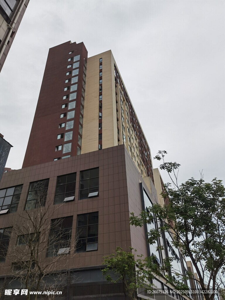 城市中的高层住宅楼