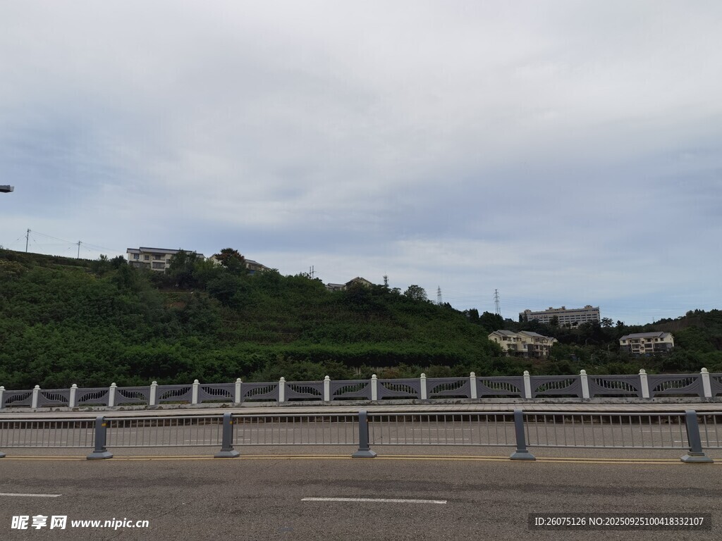 公路旁护栏与远处青山