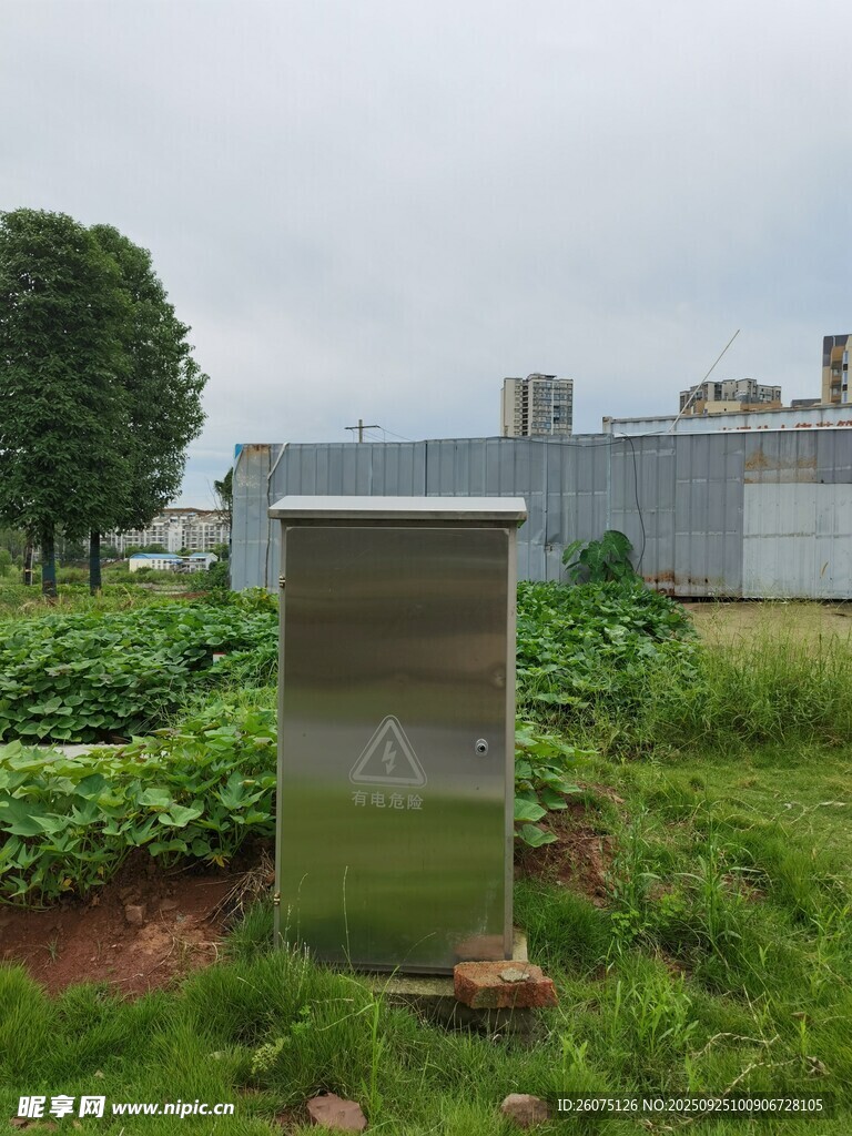户外金属箱体绿植环绕