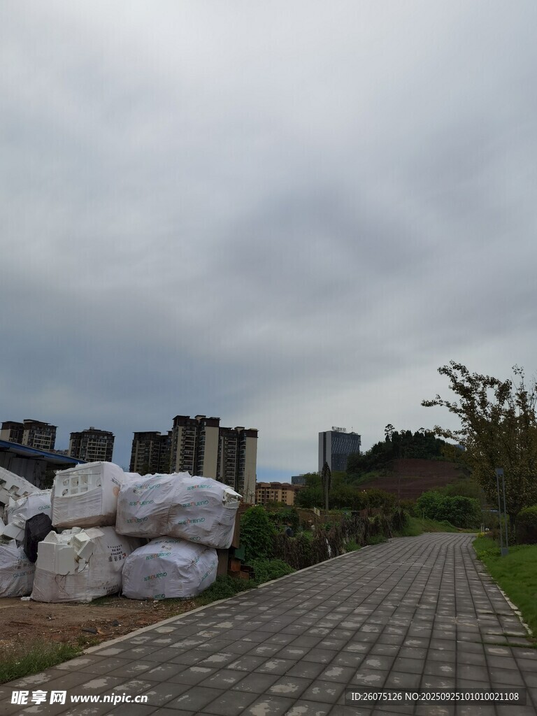 户外小路旁堆放的白色包裹
