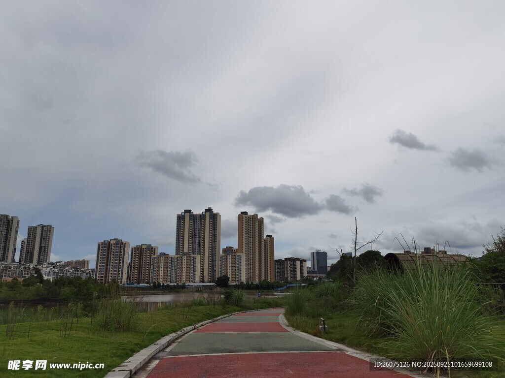 城市步道旁的林立高楼