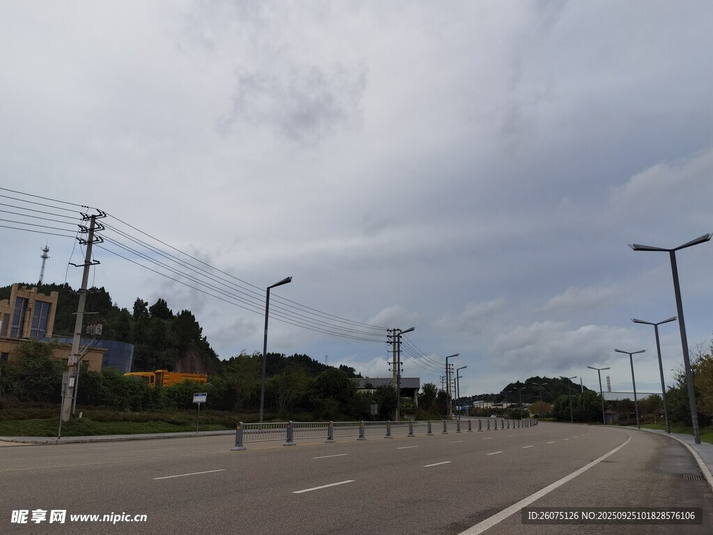 空旷道路与阴沉天空景象