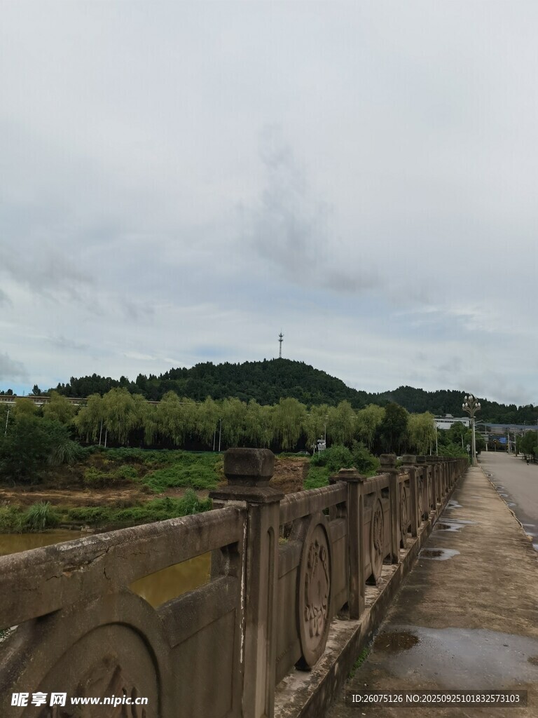 乡村石桥边的自然风光