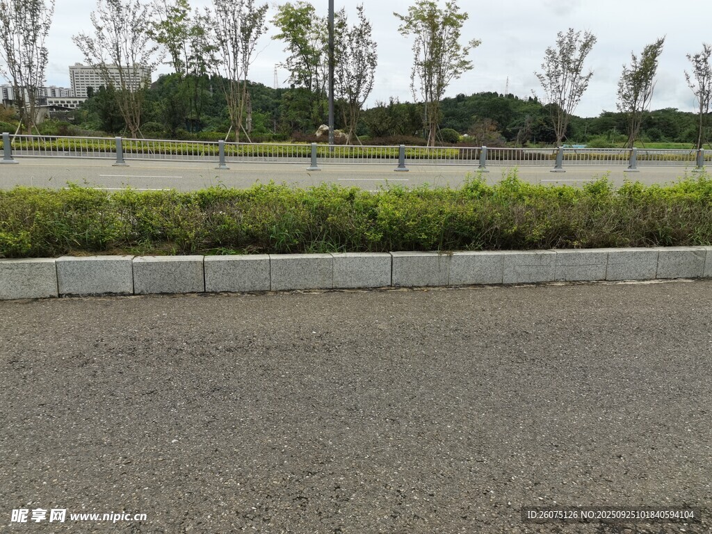 空旷户外道路及绿植景观