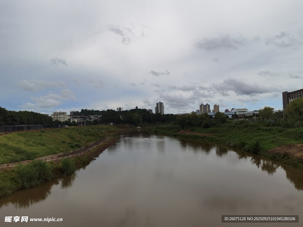 河畔风景城市与自然交融