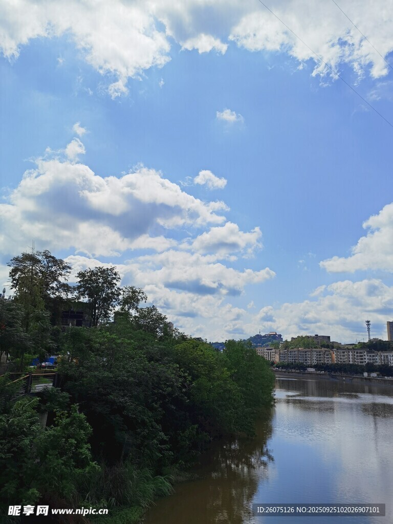 河畔蓝天绿树风景图