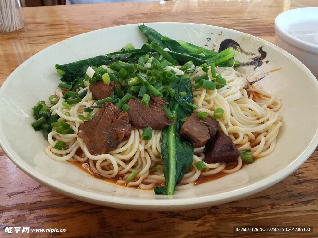 美味牛肉青菜面条