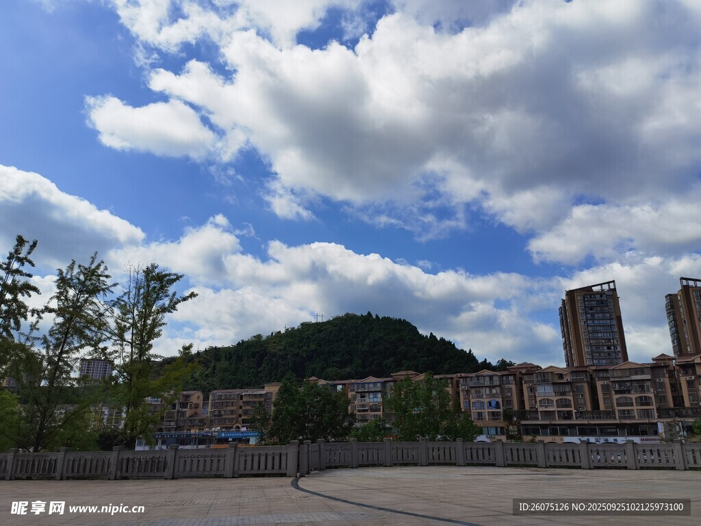城市蓝天远山风景图