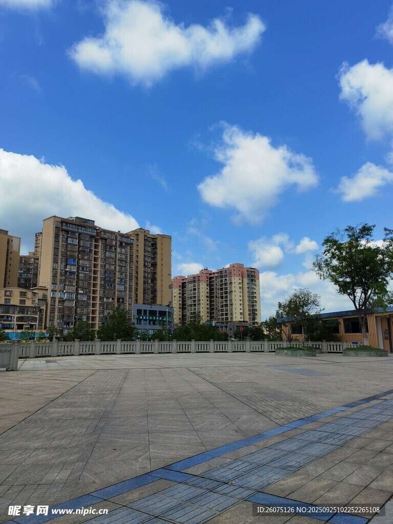 城市广场与高楼景观