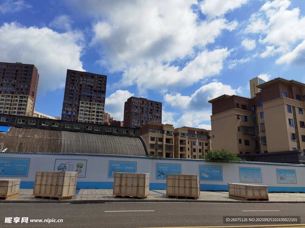 城市街景中的建筑与围挡