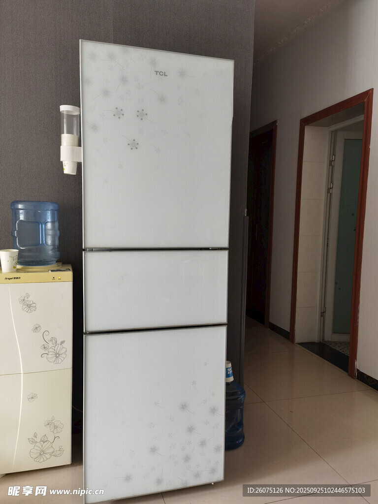 家用三门白色冰箱展示