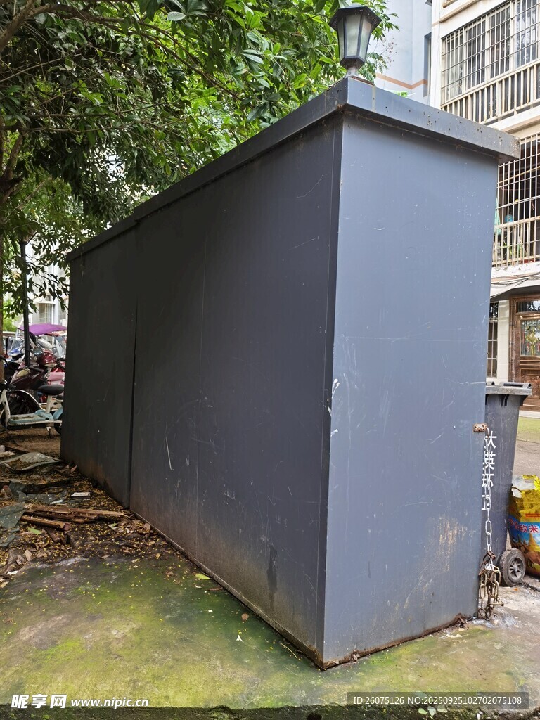 户外灰色金属箱体设施