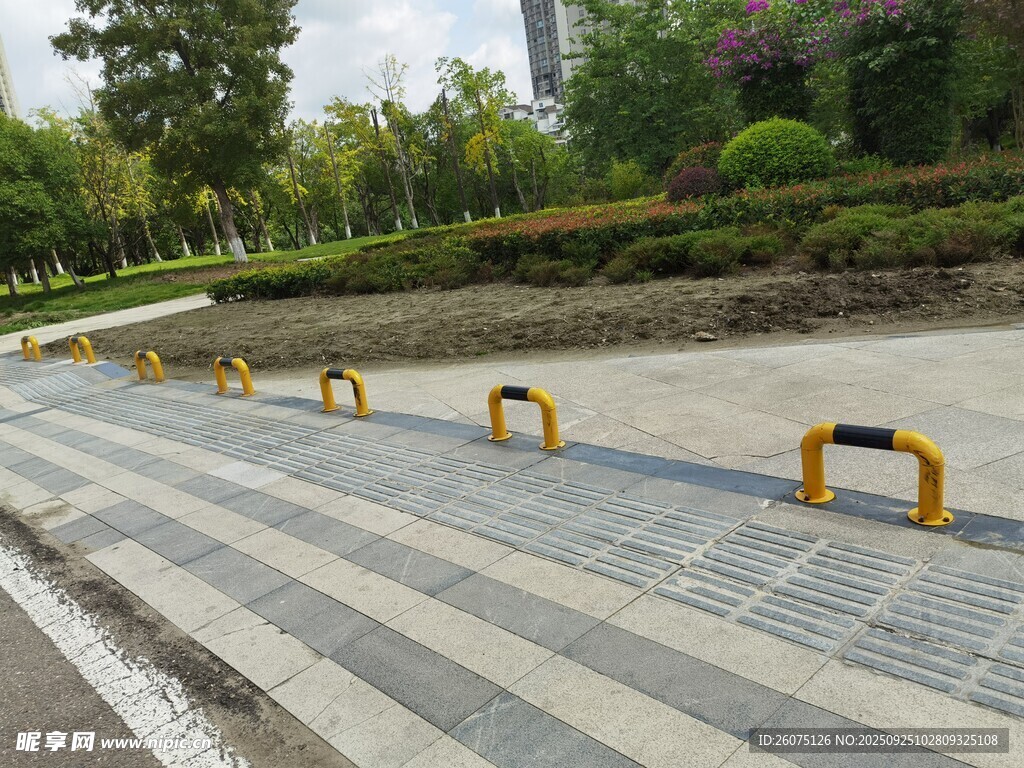 道路上的黄色金属挡车器