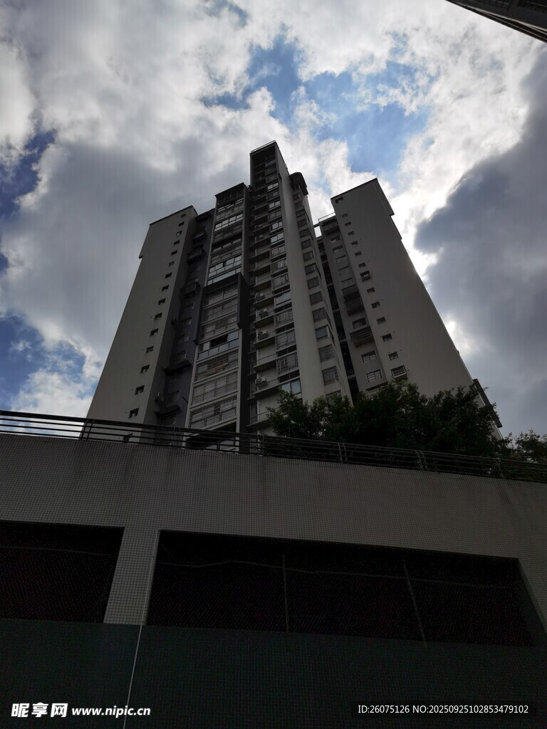 高楼耸立云端景象