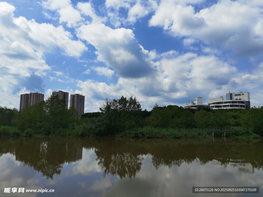 湖畔城市风光云影倒映