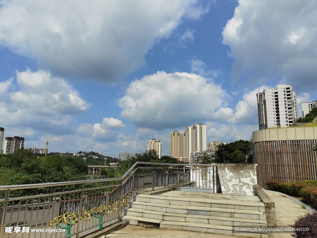 城市户外风景与蓝天白云