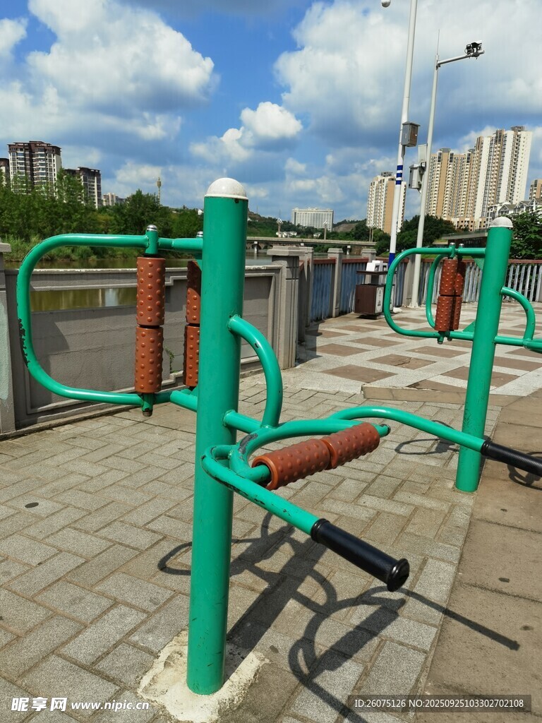 户外绿色健身器材