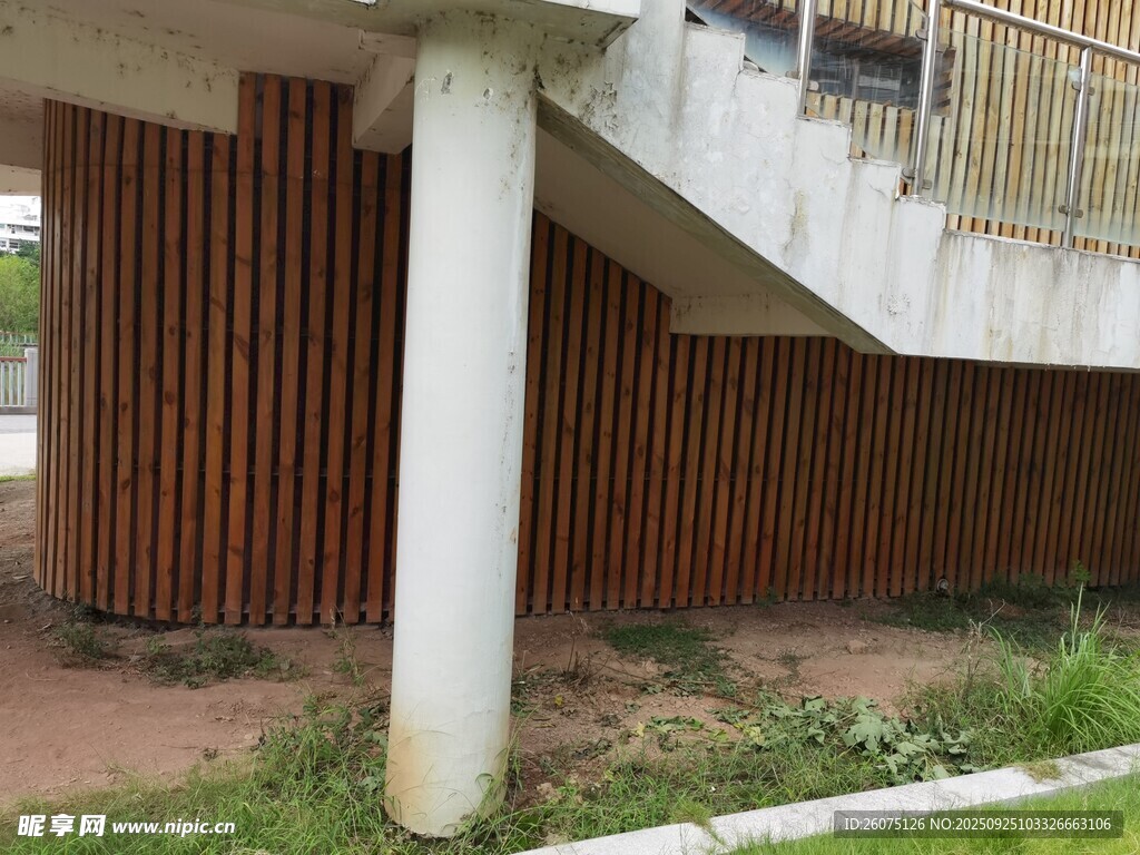 木质建筑结构下的场景