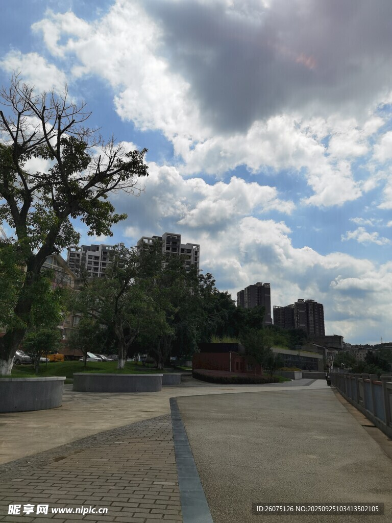 城市道路旁的开阔天空景观
