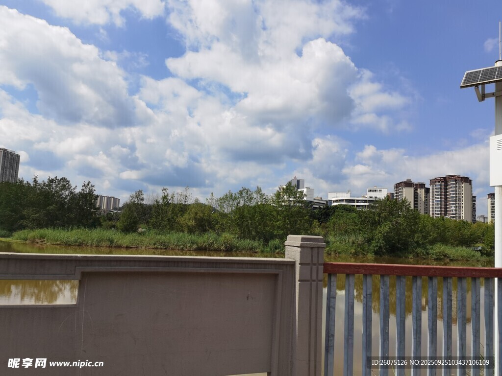 城市河畔风景