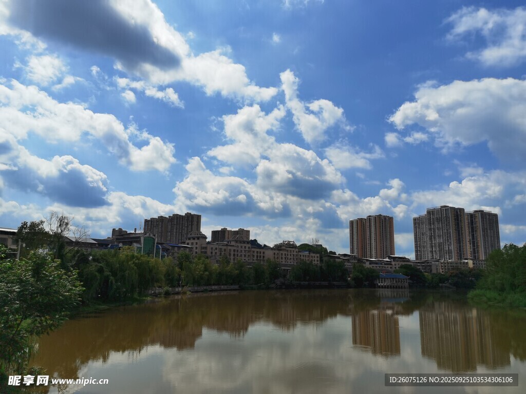 河畔城市风光蓝天白云映景