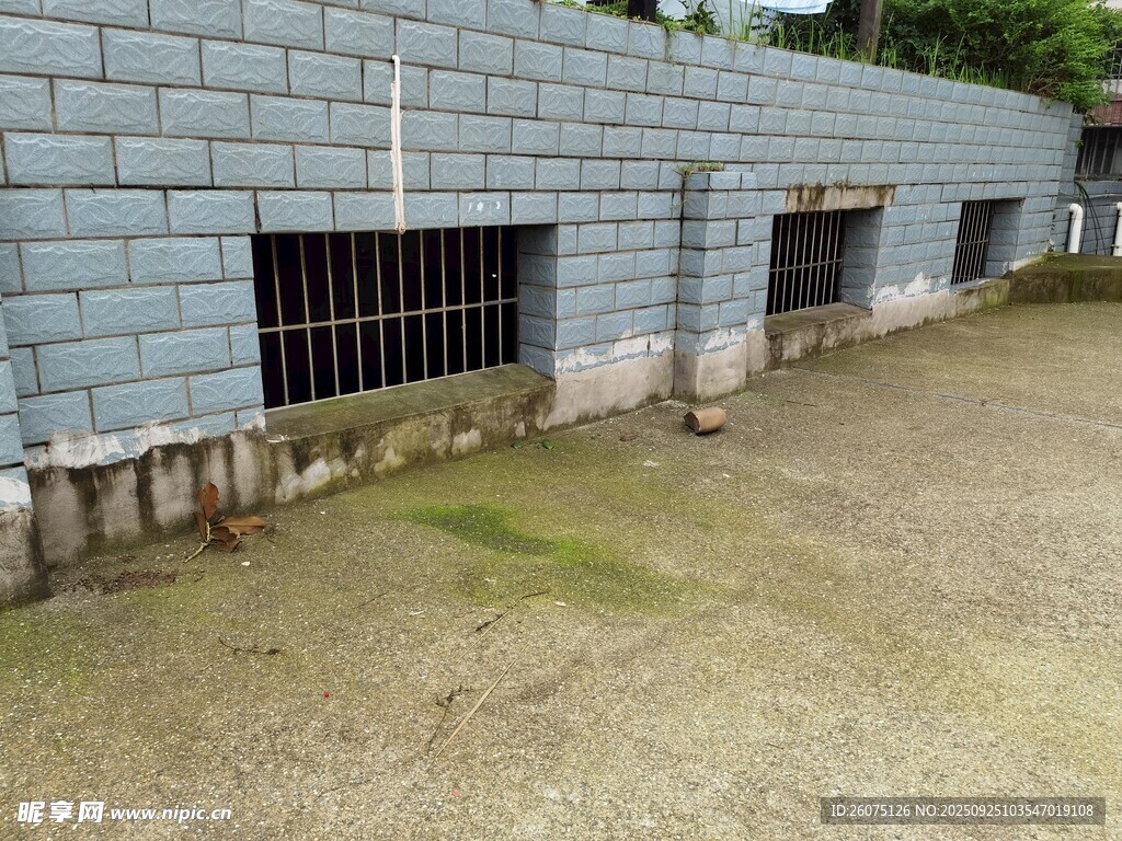 带铁栏的灰色砖墙建筑