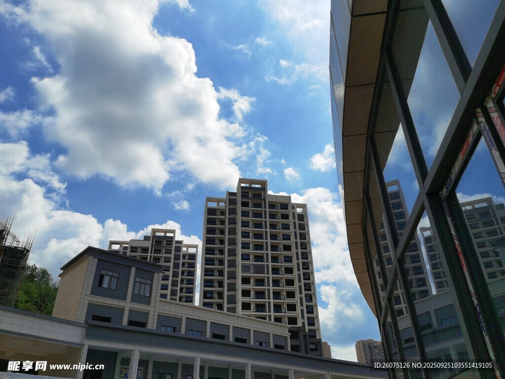 城市建筑与蓝天白云景观