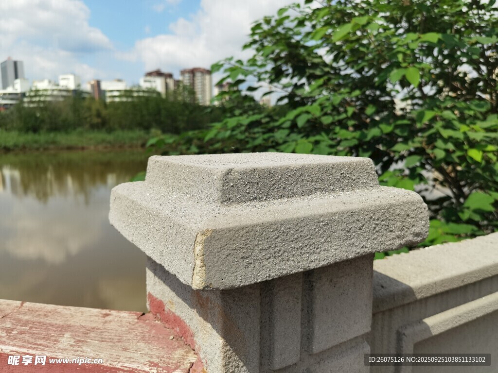 湖边石栏景致