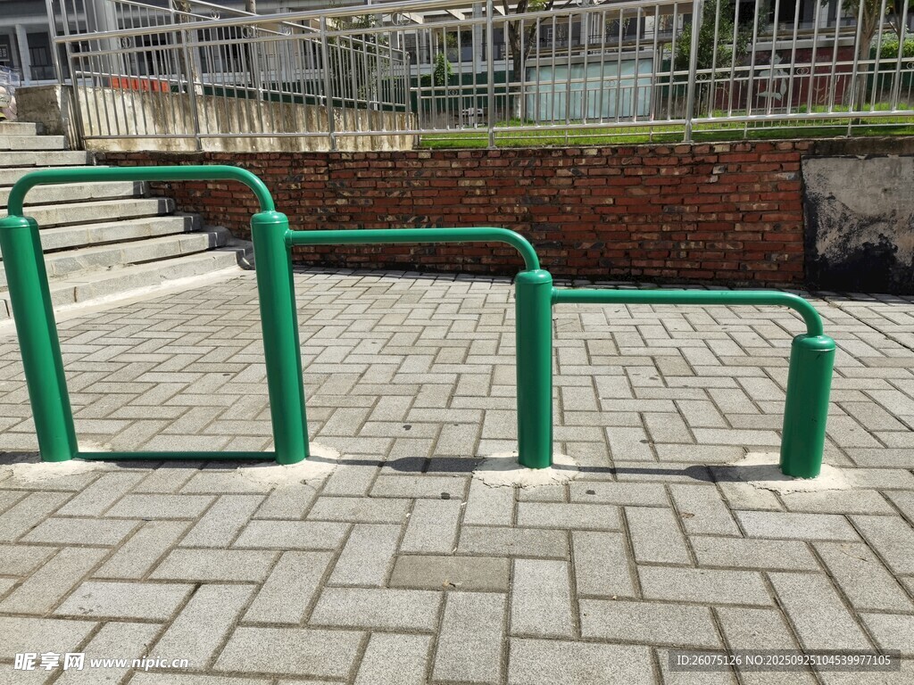 户外绿色自行车停放架