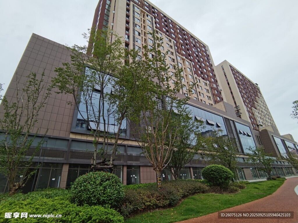 现代城市中的高层商业建筑