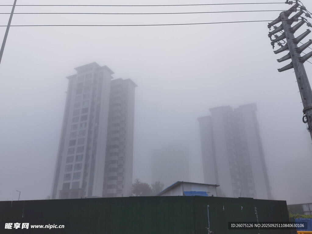 雾中高楼建筑景观