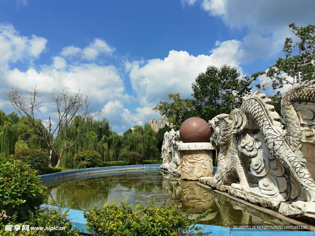 园林景观中的雕塑与水景